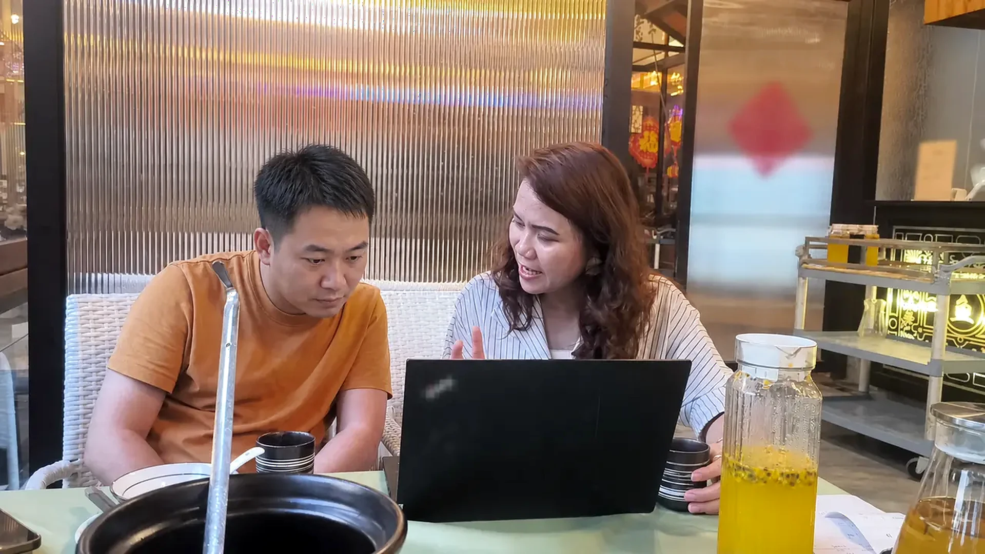 紫舟 AI 团队与企业负责人进行业务交流